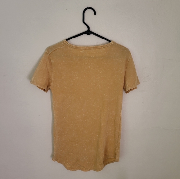 No Boundaries size XS (30-32) elongated  yellow tee shirt - Picture 2 of 3